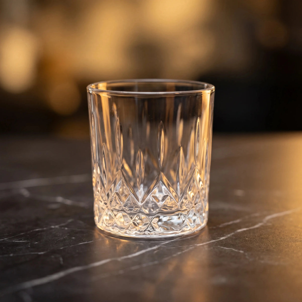 Kristálymintás Whisky Pohár 330ml elegáns geometrikus kristálymintával, tökéletes whiskey élményhez.
