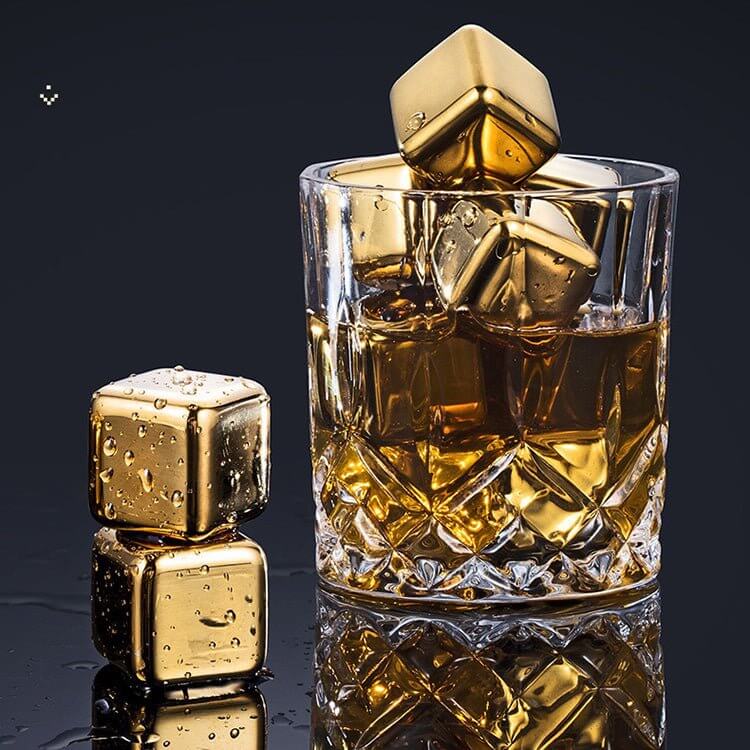 Smoking Spirit 8db-os Arany Színű Whiskey Hűtőkocka Szett | 8db Kocka + Csipesz a pohárban, arany whiskey kockákkal.